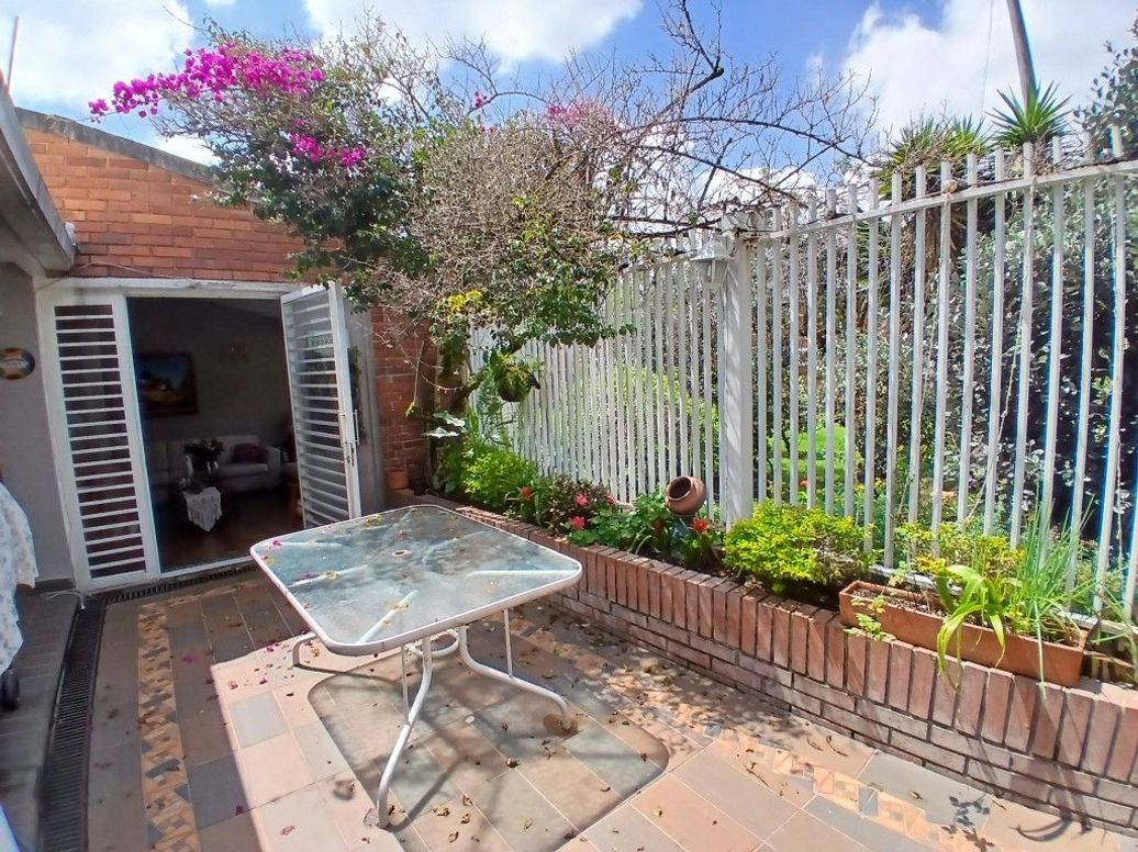 Casa de 3 alcobas en venta en Ub. Cordoba Niza, Bogotá, 228 m² · foto 2 de 19
