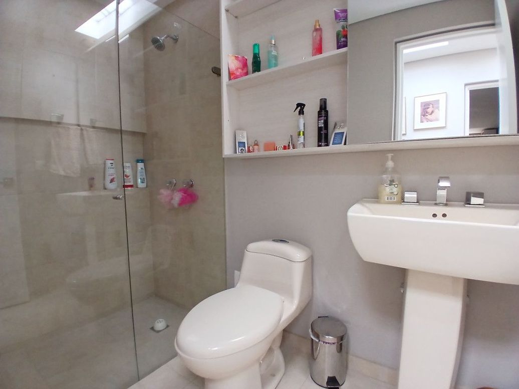 Casa de 3 alcobas en venta en Ub. Cordoba Niza, Bogotá, 228 m² · foto 14 de 19