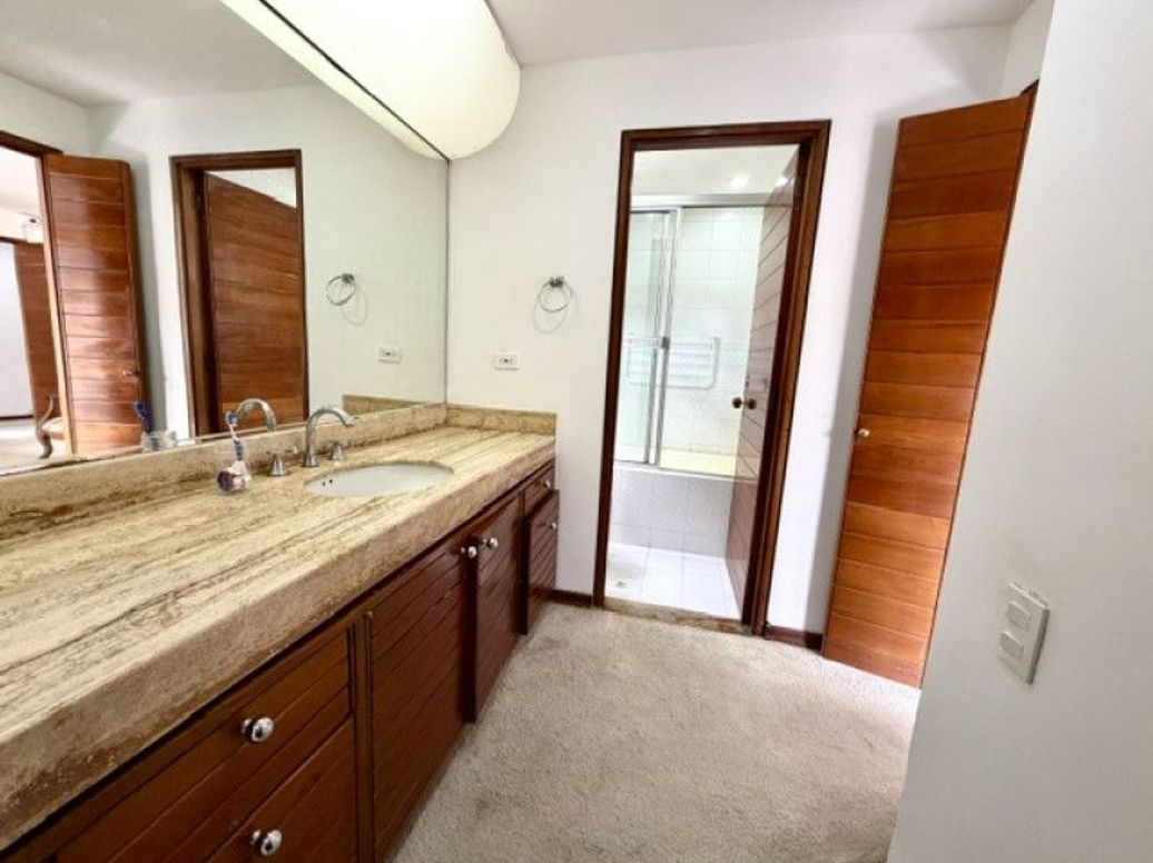 Apartamento de 3 alcobas en venta en La Carolina, Bogotá, 152 m² · foto 18 de 20