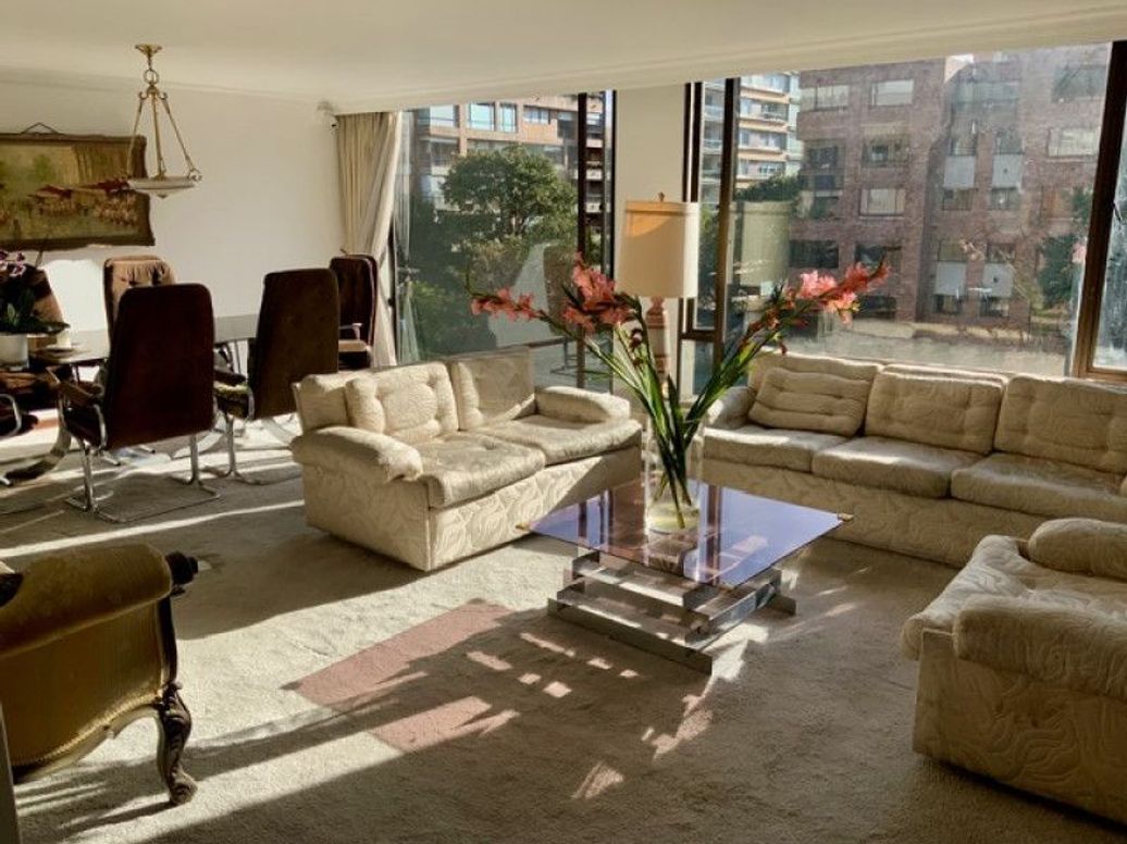 Apartamento de 3 alcobas en venta en La Carolina, Bogotá, 152 m² · foto 2 de 20