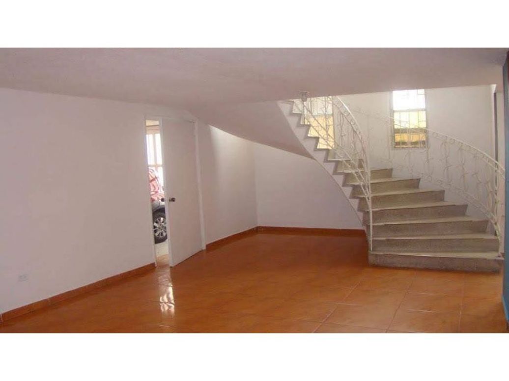 Casa de 9 alcobas en venta en Normandía, Bogotá, 480 m² · foto 2 de 17