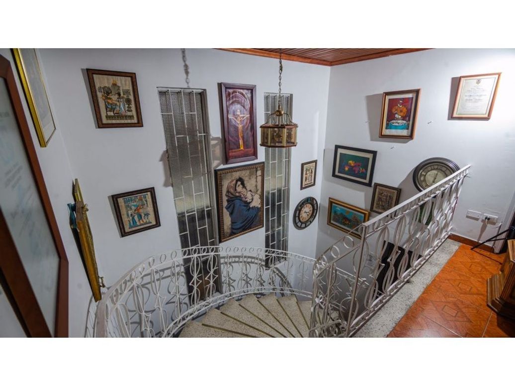 Casa de 9 alcobas en venta en Normandía, Bogotá, 480 m² · foto 3 de 17