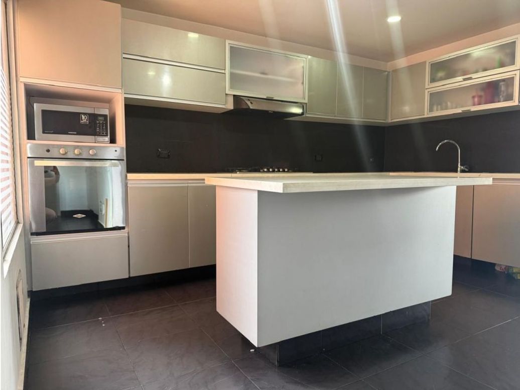 Apartamento de 4 alcobas en venta en Fontibón, Bogotá, 211 m² · foto 2 de 20