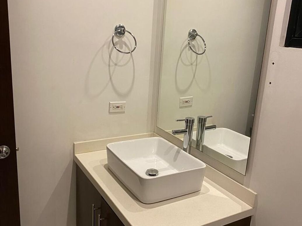 Apartamento de 1 alcoba en arriendo en El Refugio, Bogotá, 84 m² · foto 8 de 9
