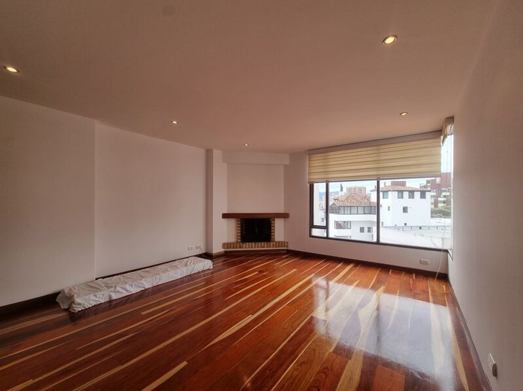 Apartamento de 3 alcobas en venta en Cr Bosque De Gratamira, Bogotá, 141 m² · foto 2 de 20