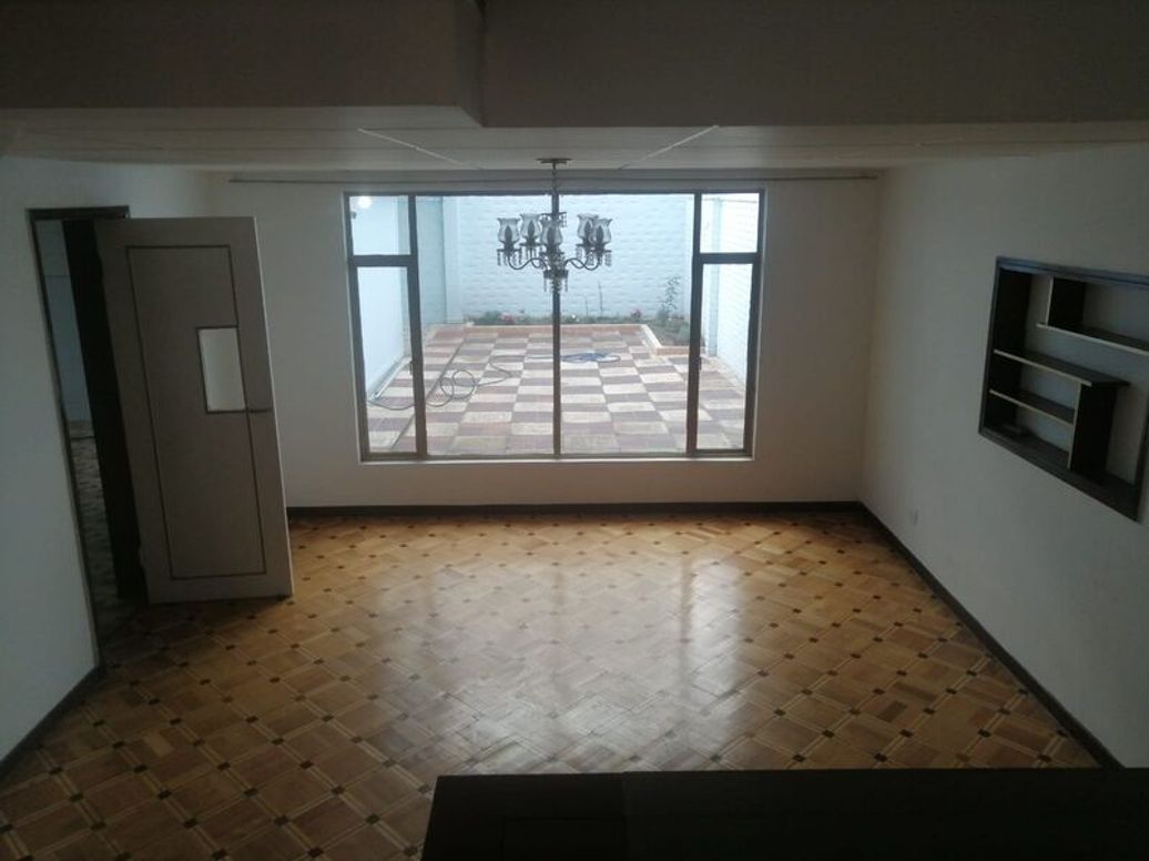 Casa de 6 alcobas en venta en Santa Cecilia, Bogotá, 298 m² · foto 2 de 20