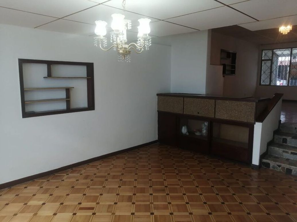 Casa de 6 alcobas en venta en Santa Cecilia, Bogotá, 298 m² · foto 3 de 20