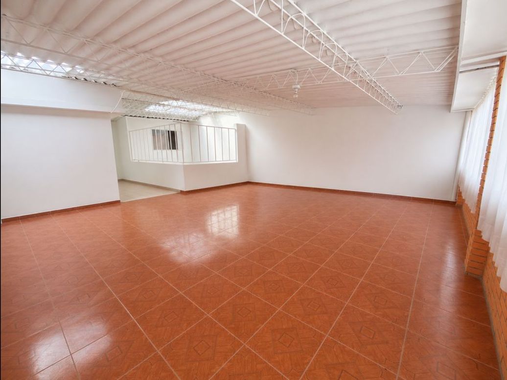 Casa de 7 alcobas en venta en Jardin Botanico, Bogotá, 320 m² · foto 3 de 16