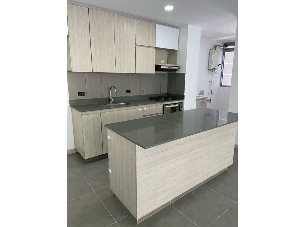 ARRIENDO AMPLIO APARTAMENTO CON ACABADOS DE LUJO EN ENVIGADO en San Sebastian