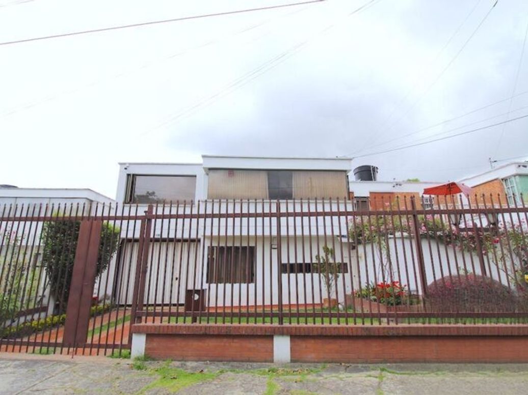 Casa de 4 alcobas en venta en Niza, Bogotá, 291 m² · foto 2 de 20