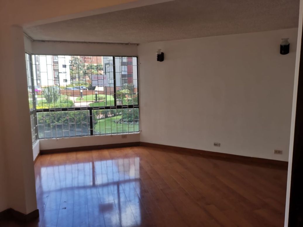 Apartamento de 3 alcobas en venta en Cr. Atabanza, Bogotá, 85 m² · foto 2 de 14
