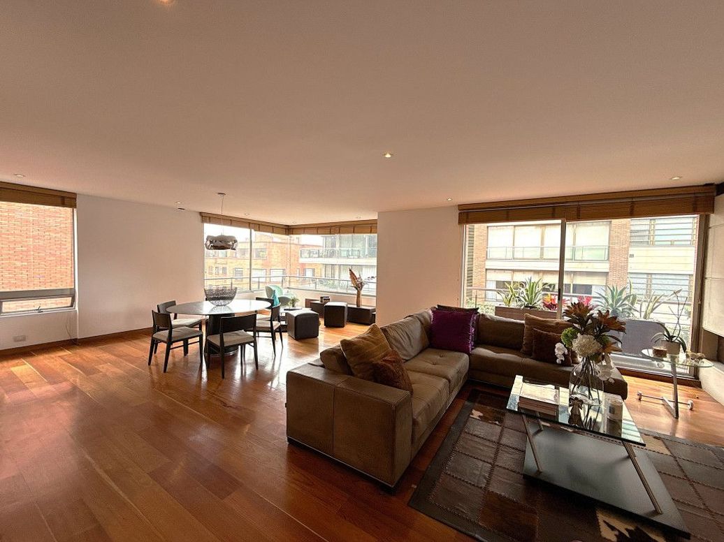 Apartamento de 3 alcobas en venta en Los Rosales, Bogotá, 204 m² · foto 2 de 20