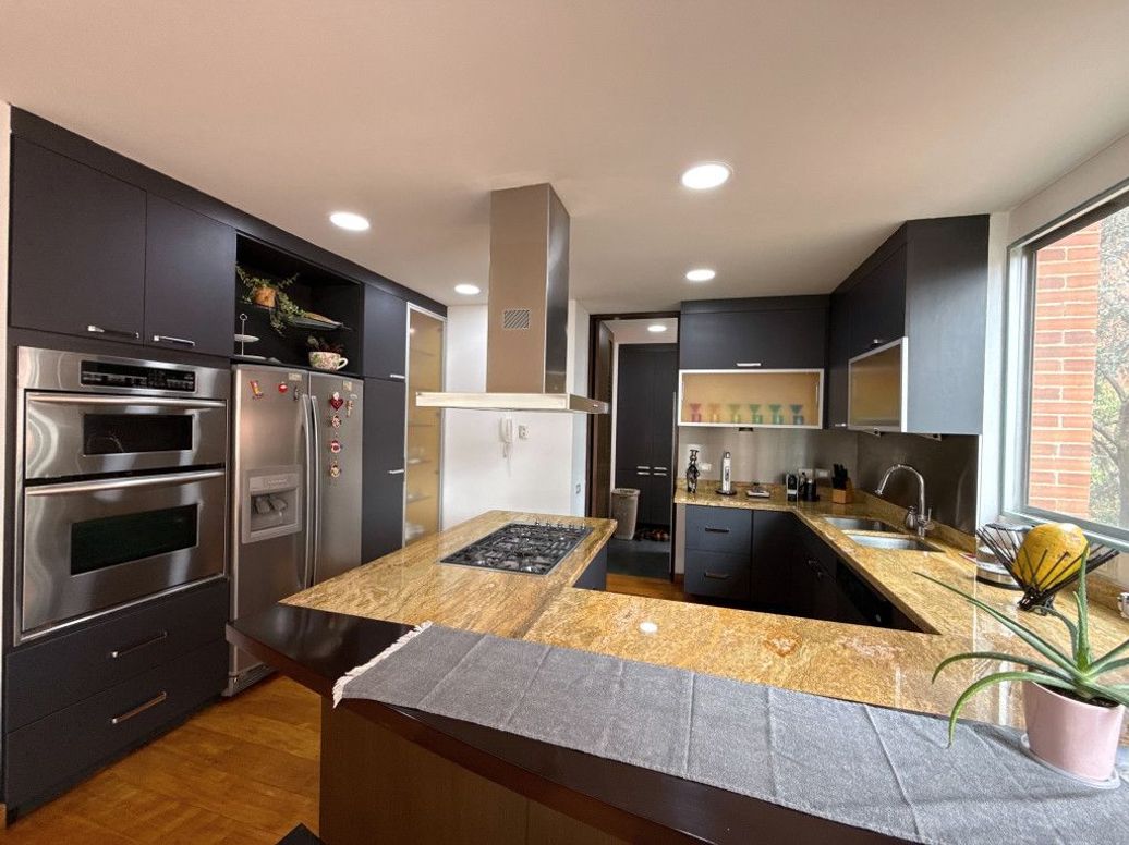 Apartamento de 3 alcobas en venta en Los Rosales, Bogotá, 204 m² · foto 3 de 20