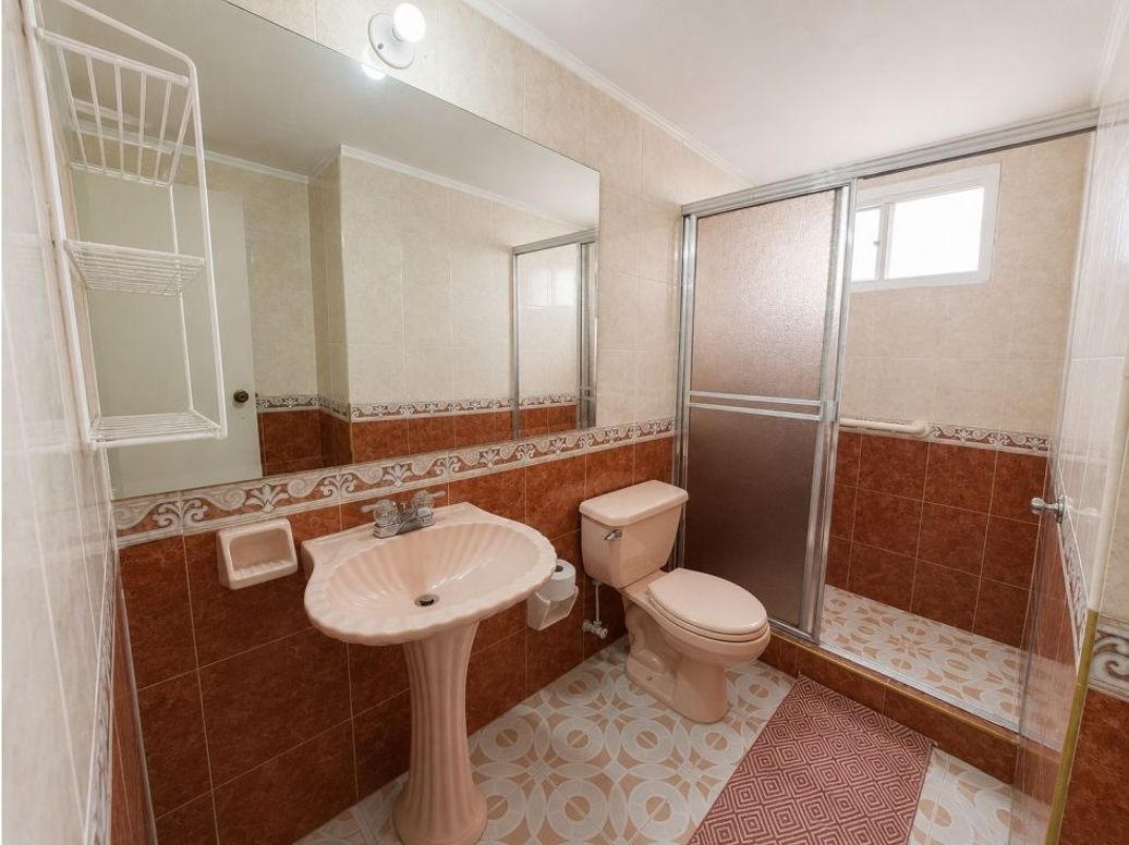 Casa de 5 alcobas en venta en Alhambra, Bogotá, 300 m² · foto 12 de 15