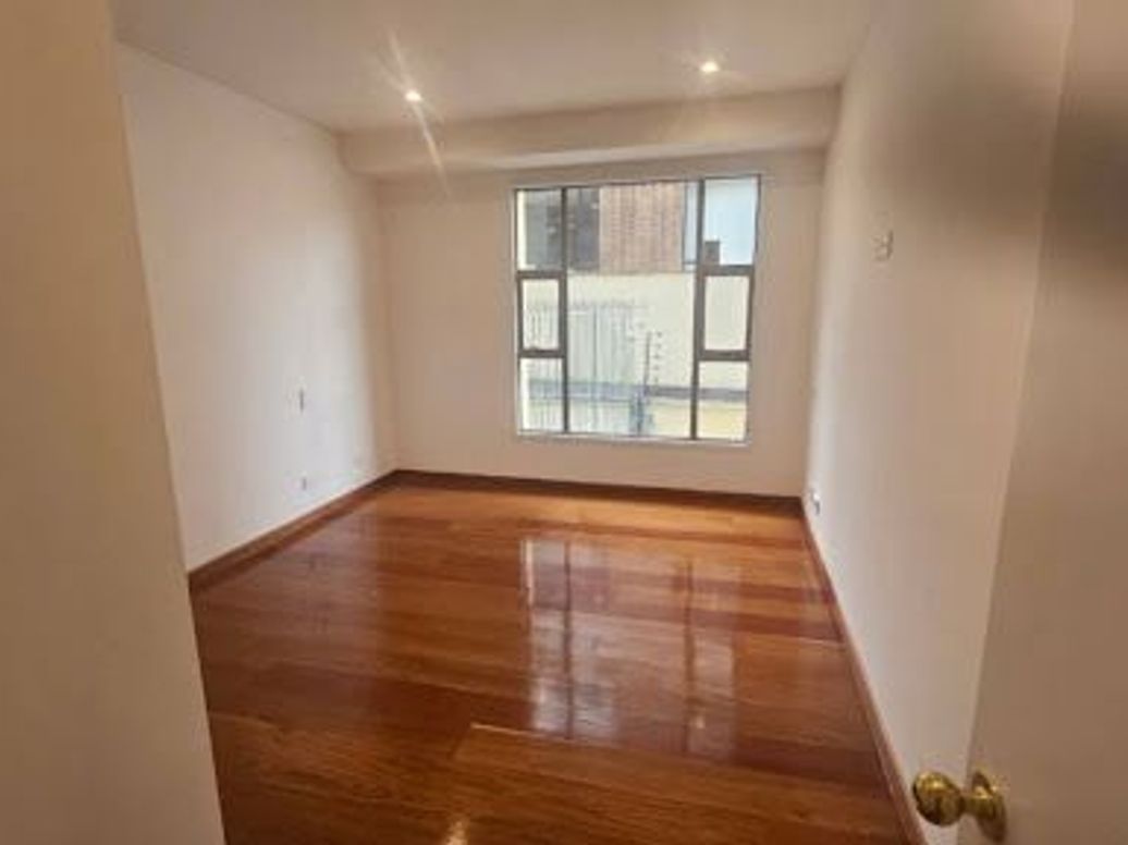 Apartamento de 3 alcobas en venta en Los Rosales, Bogotá, 237 m² · foto 11 de 20