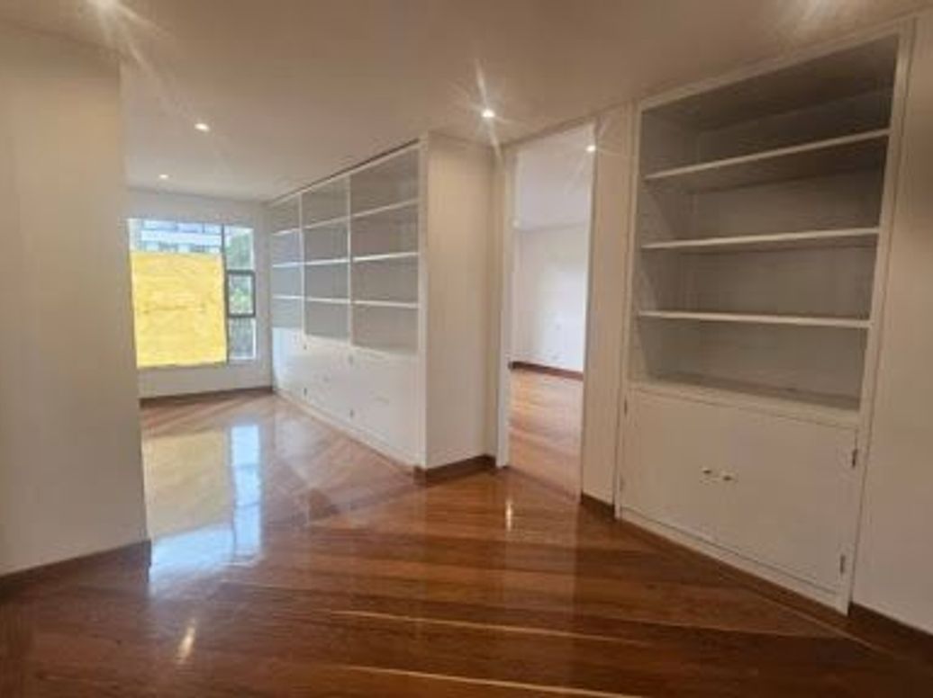 Apartamento de 3 alcobas en venta en Los Rosales, Bogotá, 237 m² · foto 10 de 20