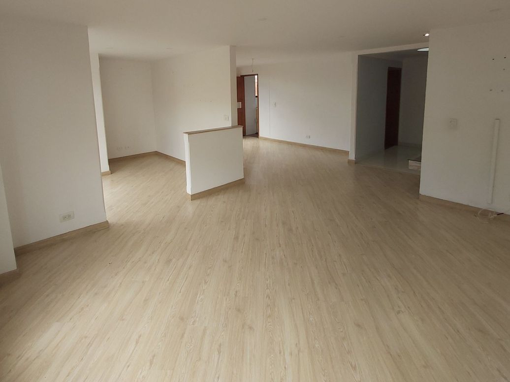 Apartamento de 3 alcobas en venta en El Contador, Bogotá, 139 m² · foto 2 de 12