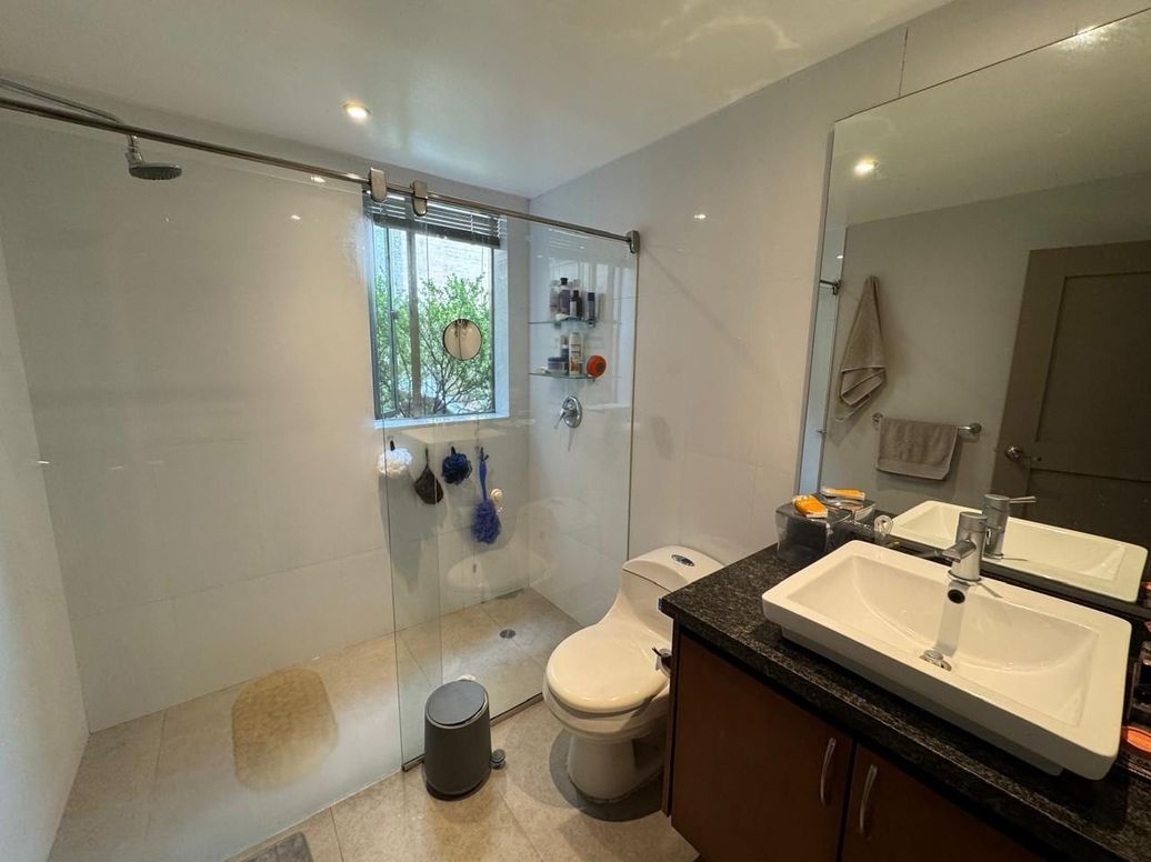 Apartamento de 3 alcobas en venta en Los Rosales, Bogotá, 183 m² · foto 18 de 20