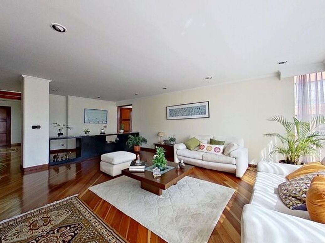 Apartamento de 3 alcobas en venta en Santa Barbara Central, Bogotá, 218 m² · foto 2 de 20