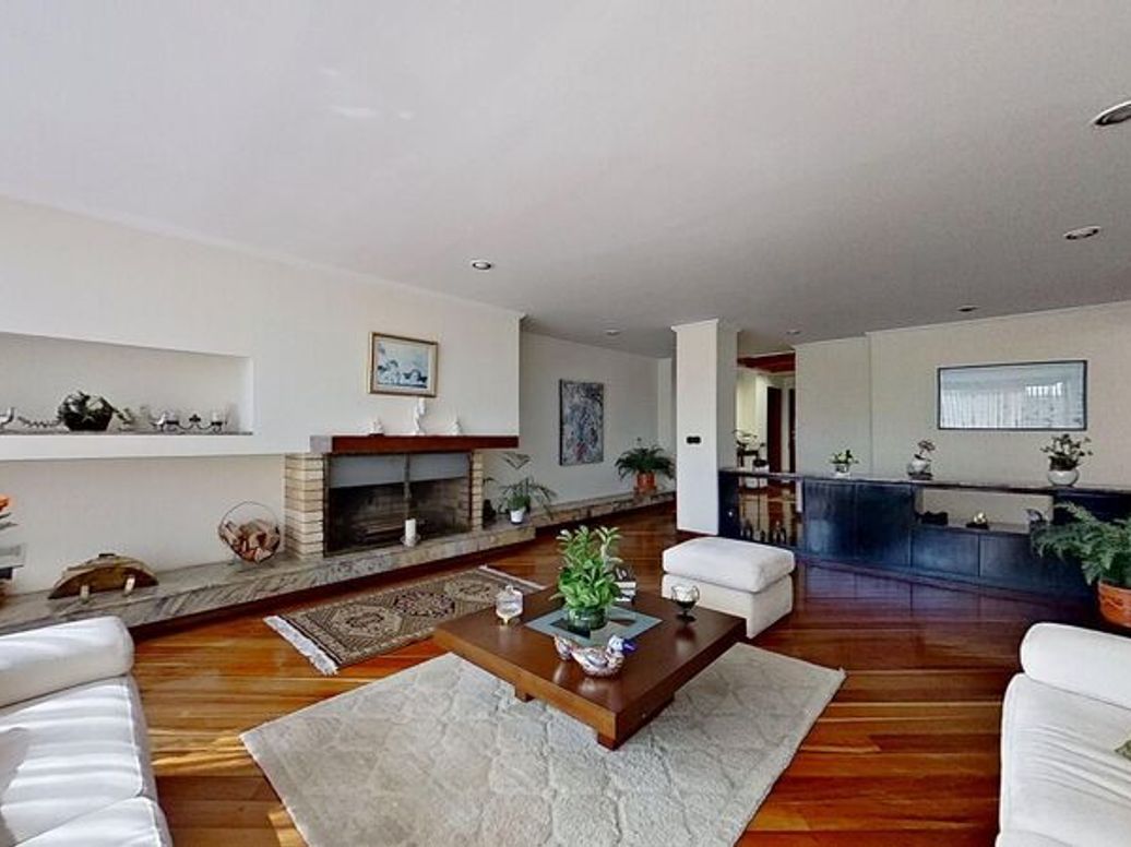 Apartamento de 3 alcobas en venta en Santa Barbara Central, Bogotá, 218 m² · foto 3 de 20