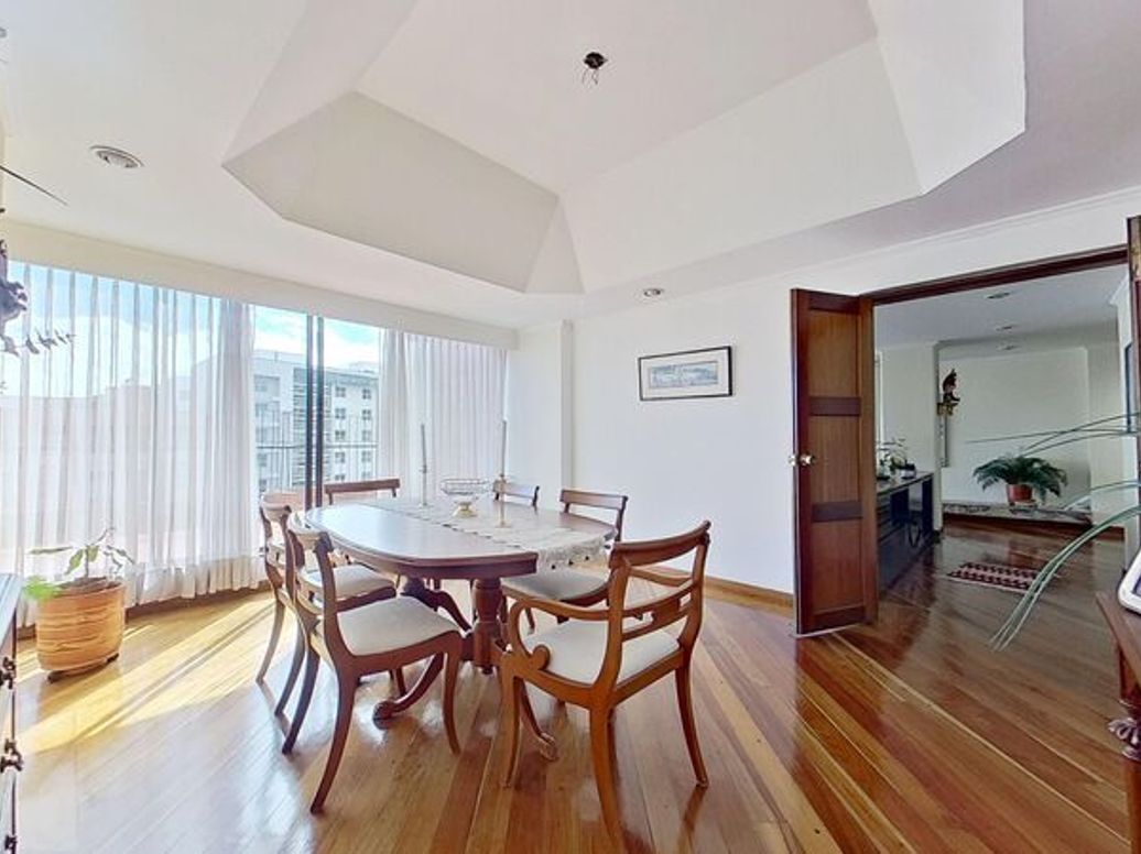 Apartamento de 3 alcobas en venta en Santa Barbara Central, Bogotá, 218 m² · foto 5 de 20