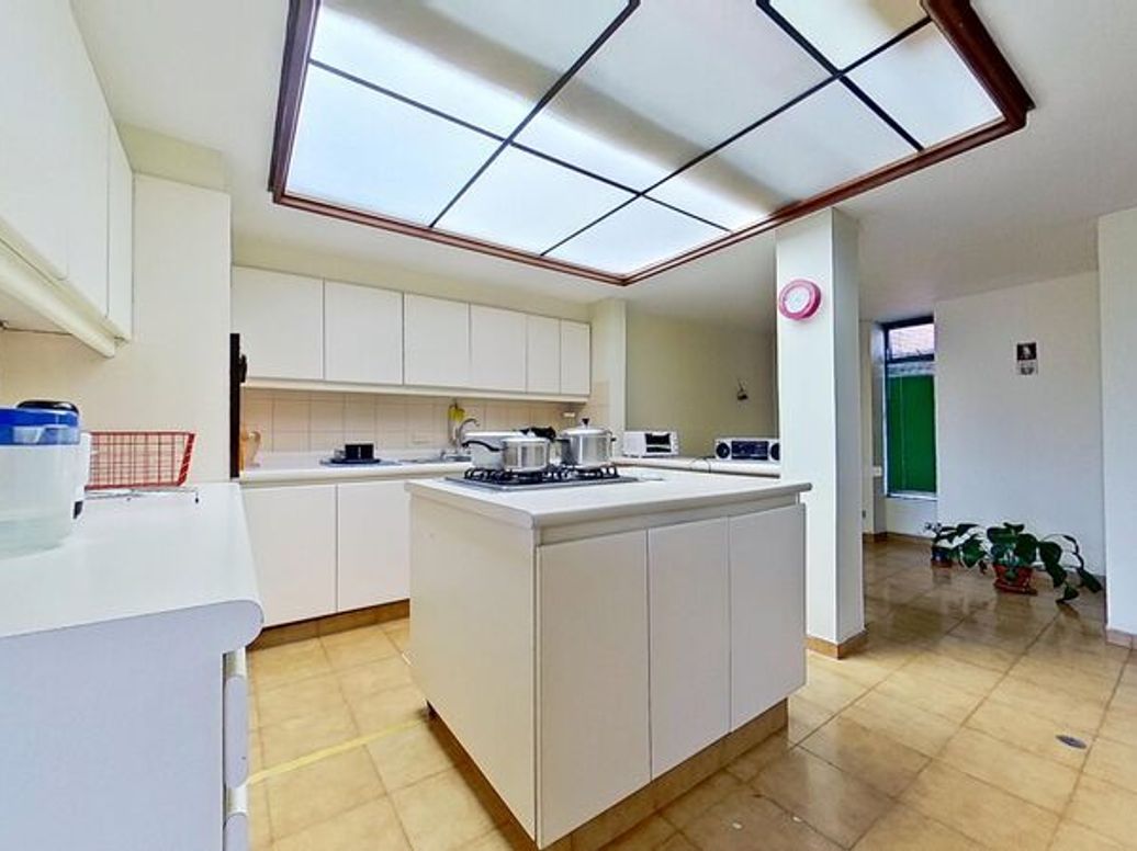 Apartamento de 3 alcobas en venta en Santa Barbara Central, Bogotá, 218 m² · foto 8 de 20