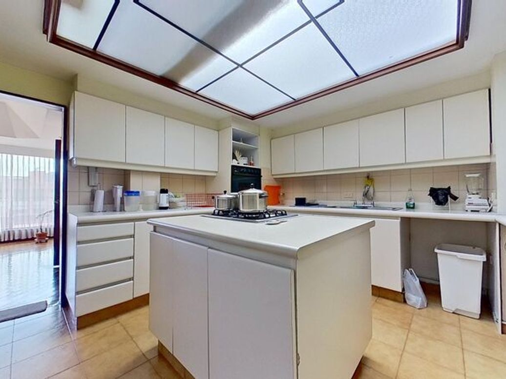 Apartamento de 3 alcobas en venta en Santa Barbara Central, Bogotá, 218 m² · foto 7 de 20