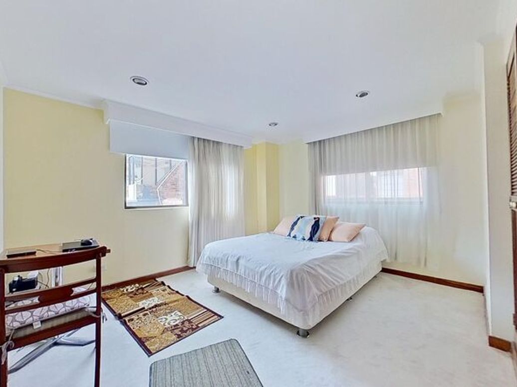 Apartamento de 3 alcobas en venta en Santa Barbara Central, Bogotá, 218 m² · foto 13 de 20