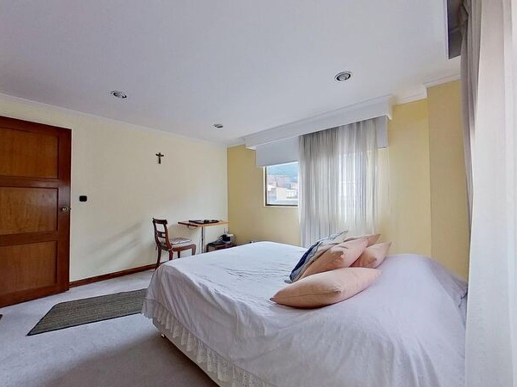 Apartamento de 3 alcobas en venta en Santa Barbara Central, Bogotá, 218 m² · foto 15 de 20