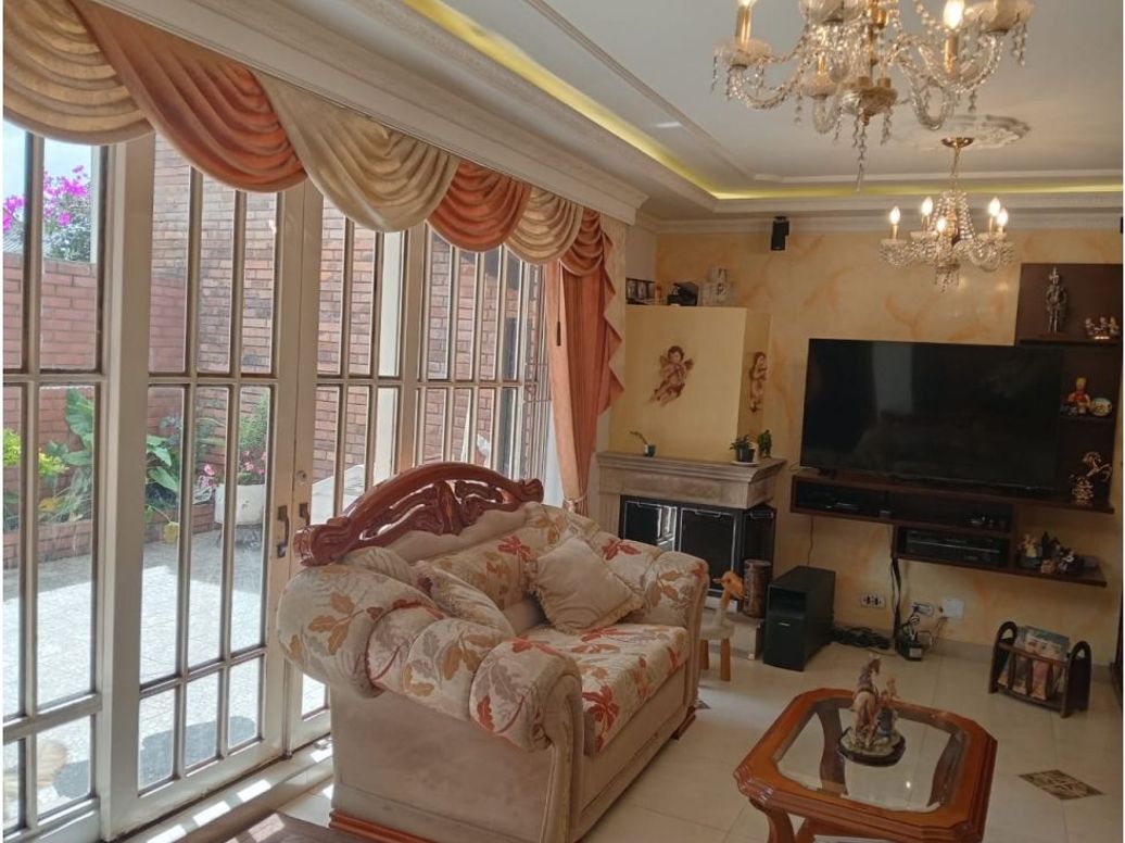 Casa de 4 alcobas en venta en Usaquén, Bogotá, 274 m² · foto 2 de 20