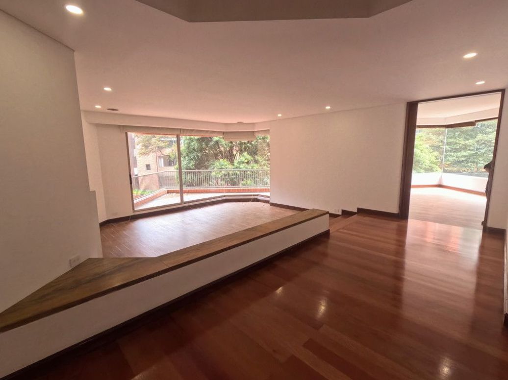 Apartamento de 4 alcobas en venta en El Retiro, Bogotá, 277 m² · foto 3 de 20