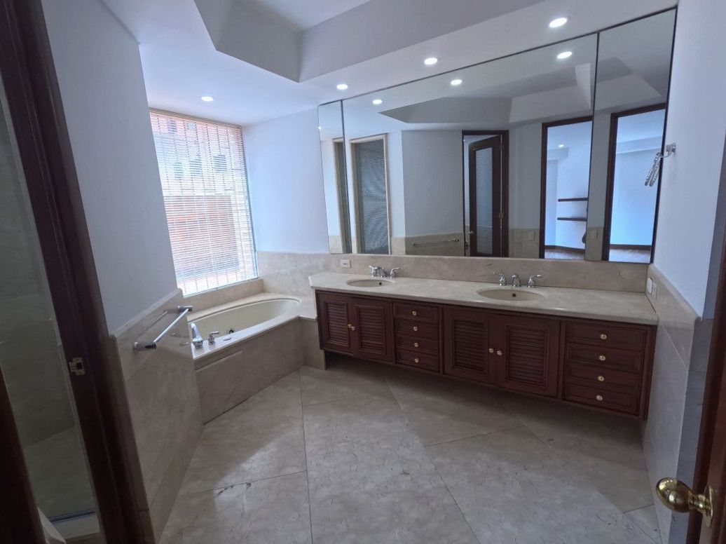 Apartamento de 4 alcobas en venta en El Retiro, Bogotá, 277 m² · foto 15 de 20