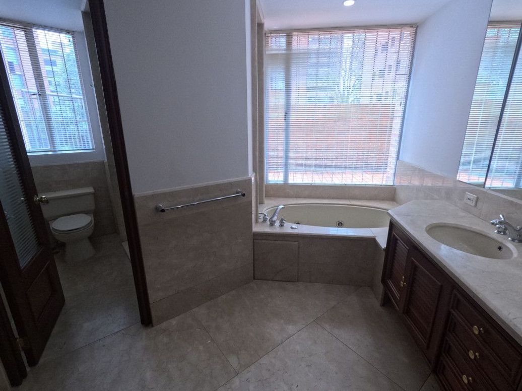 Apartamento de 4 alcobas en venta en El Retiro, Bogotá, 277 m² · foto 16 de 20