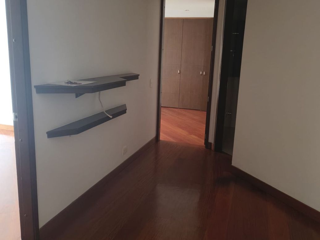 Apartamento de 3 alcobas en venta en Santa Barbara Occidental, Bogotá, 138 m² · foto 5 de 18