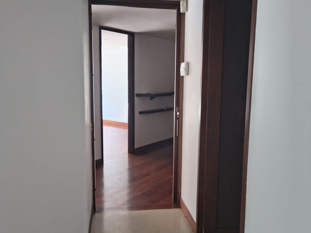 Apartamento de 3 alcobas en venta en Santa Barbara Occidental, Bogotá, 138 m² · foto 6 de 18