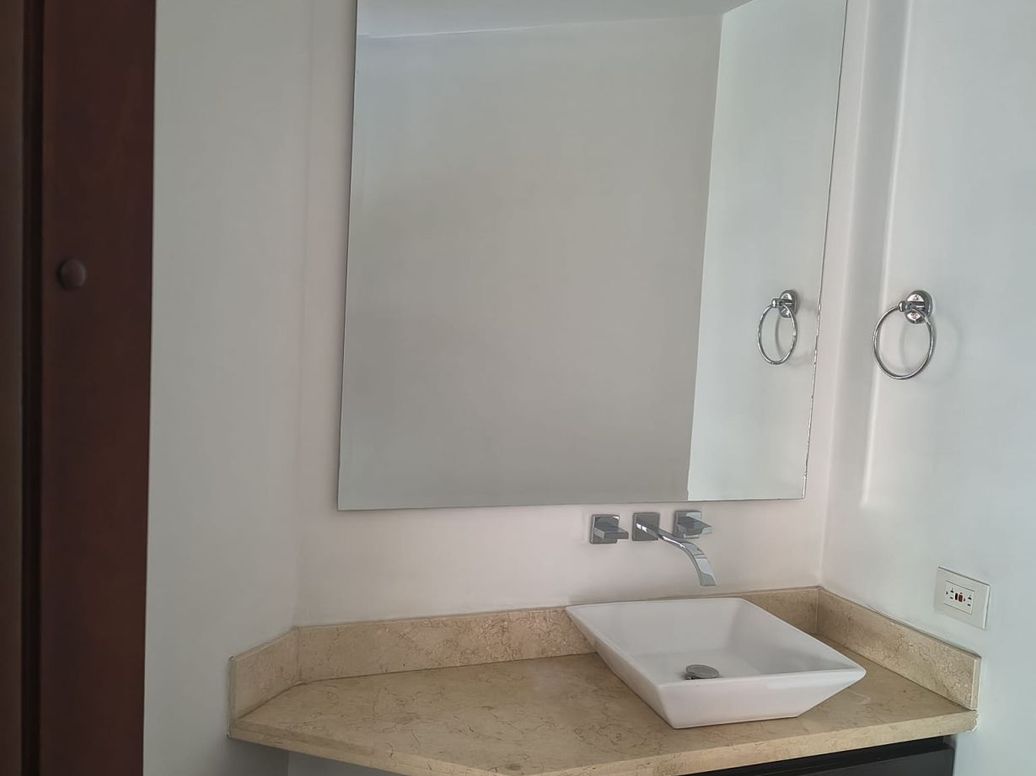 Apartamento de 3 alcobas en venta en Santa Barbara Occidental, Bogotá, 138 m² · foto 8 de 18