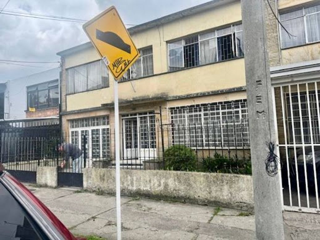 Casa de 6 alcobas en venta en San Felipe, Bogotá, 380 m² · foto 2 de 20