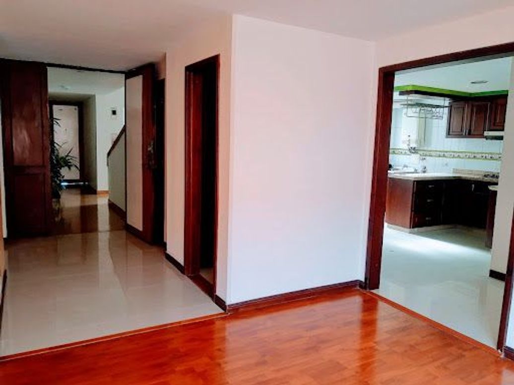 Apartamento de 3 alcobas en venta en Santa Barbara Central, Bogotá, 163 m² · foto 2 de 20