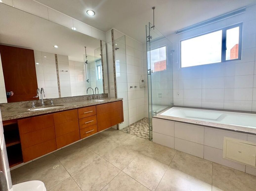 Apartamento de 4 alcobas en venta en Niza Suba, Bogotá, 207 m² · foto 9 de 17