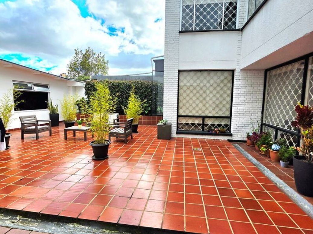 Casa de 8 alcobas en venta en Niza, Bogotá, 258 m² · foto 4 de 6