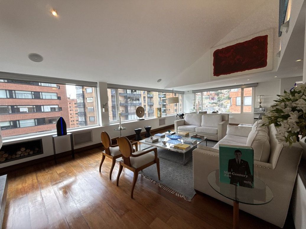 Apartamento de 3 alcobas en venta en El Refugio, Bogotá, 447 m² · foto 2 de 20