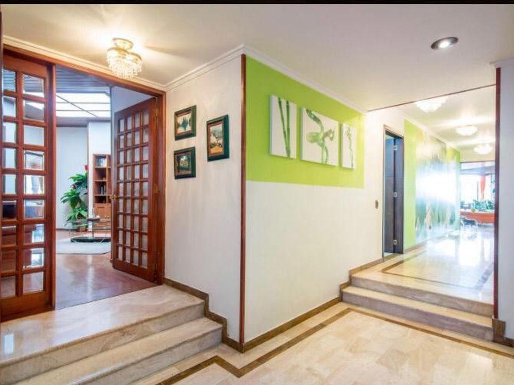 Apartamento de 4 alcobas en venta en Santa Barbara Central, Bogotá, 298 m² · foto 2 de 18