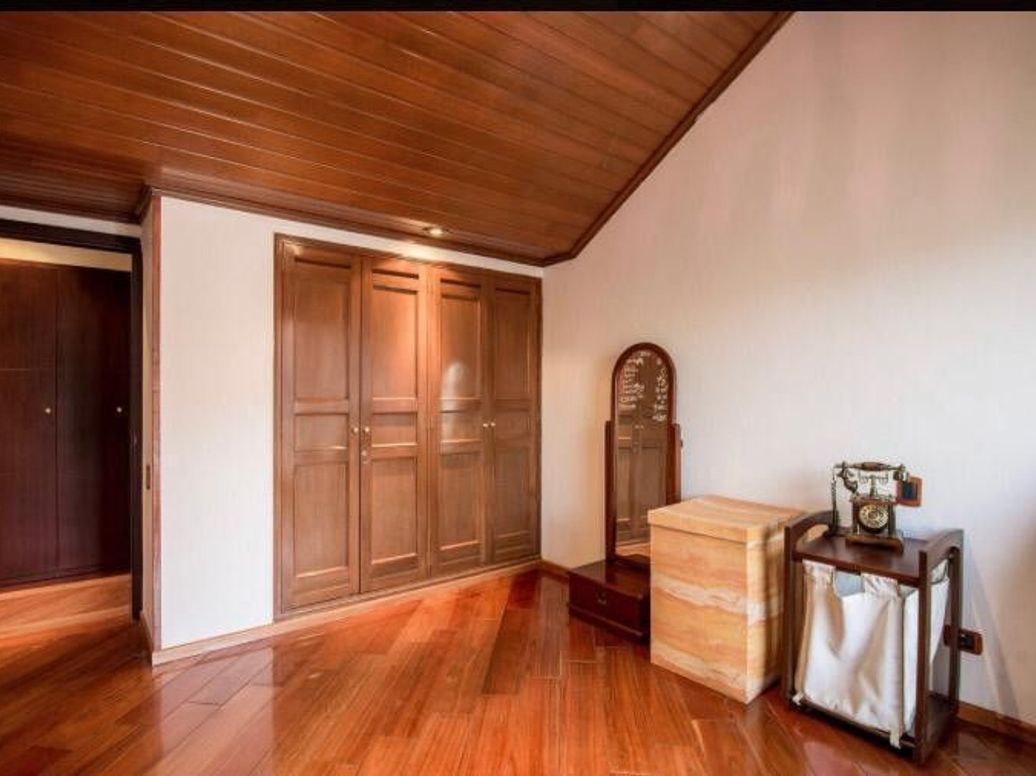 Apartamento de 4 alcobas en venta en Santa Barbara Central, Bogotá, 298 m² · foto 6 de 18