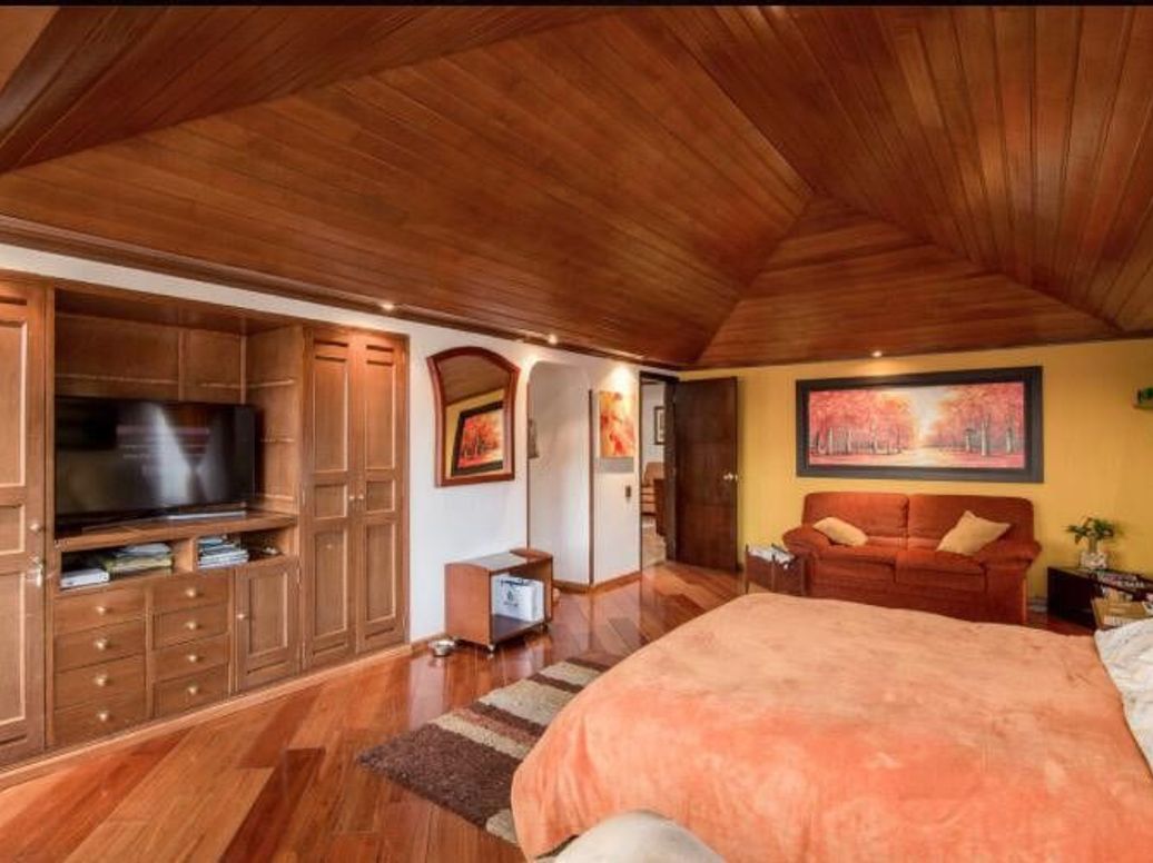 Apartamento de 4 alcobas en venta en Santa Barbara Central, Bogotá, 298 m² · foto 3 de 18