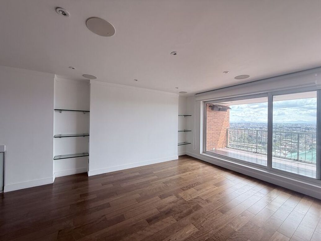 Apartamento de 2 alcobas en venta en El Refugio, Bogotá, 191 m² · foto 3 de 20