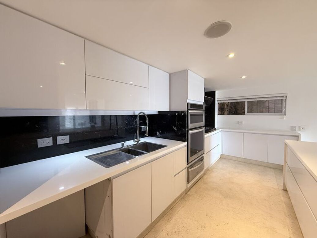 Apartamento de 2 alcobas en venta en El Refugio, Bogotá, 191 m² · foto 4 de 20
