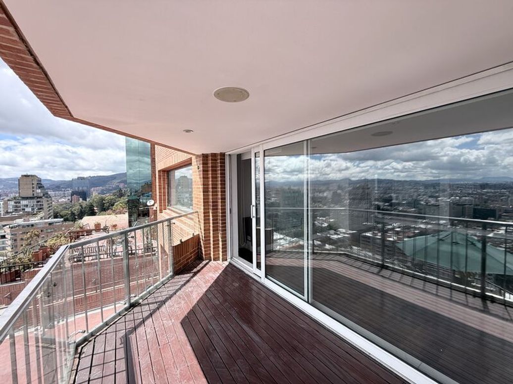 Apartamento de 2 alcobas en venta en El Refugio, Bogotá, 191 m² · foto 2 de 20