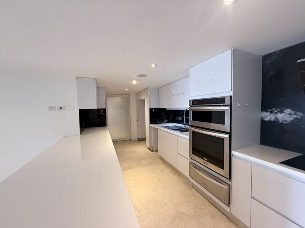 Apartamento de 2 alcobas en venta en El Refugio, Bogotá, 191 m² · foto 5 de 20