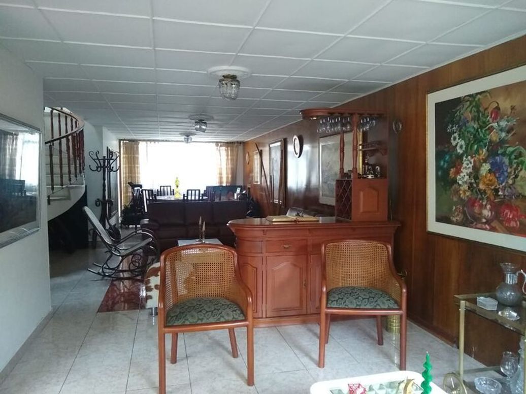 Casa de 7 alcobas en venta en Normandía, Bogotá, 506 m² · foto 3 de 20