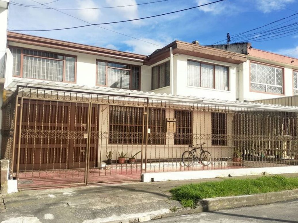 Casa de 7 alcobas en venta en Normandía, Bogotá, 506 m² · foto 2 de 20
